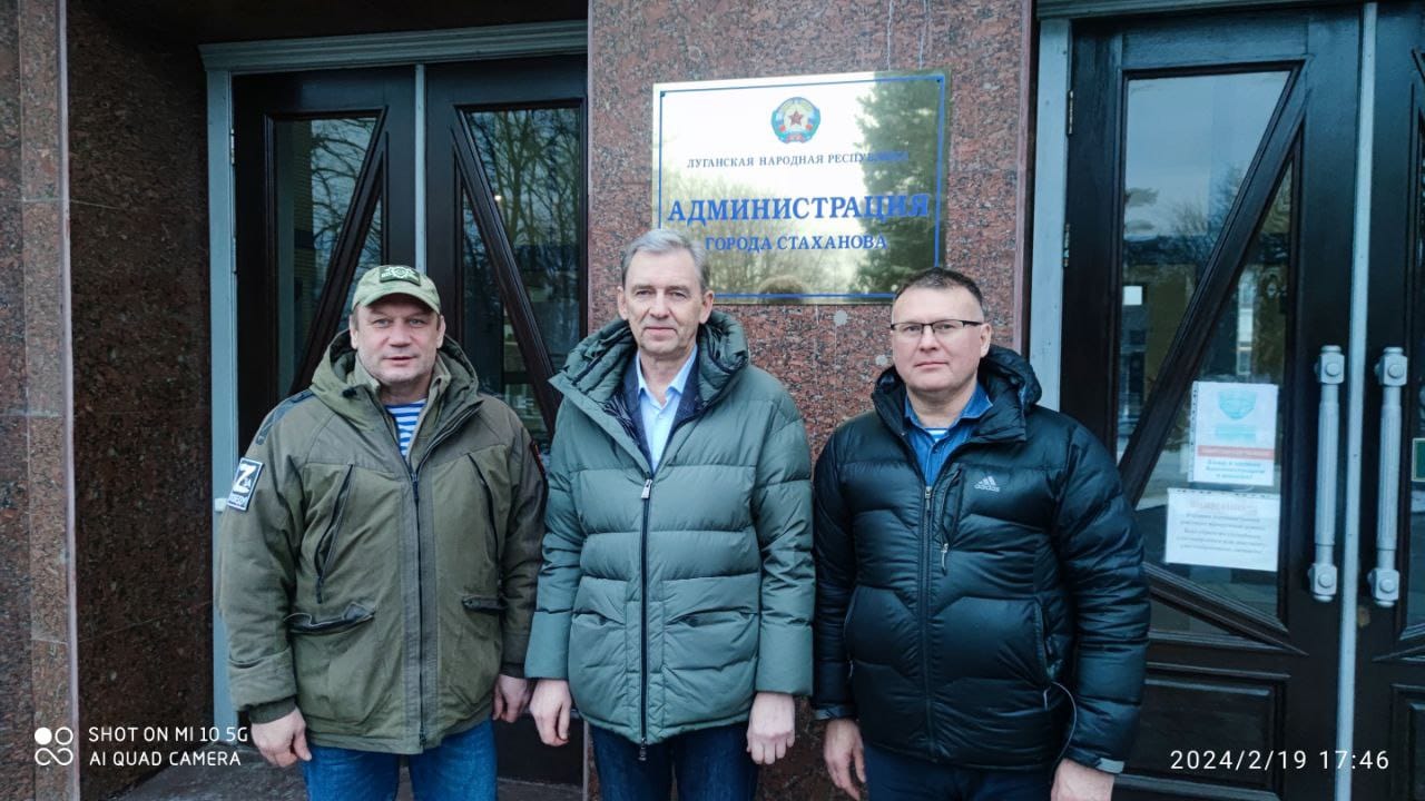 Председатель Контрольно-счетной палаты города Омска прибыл в город Стаханов с гуманитарным грузом